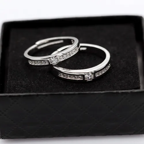 Vista 4 de Uloveido - Juego de 2 anillos de compromiso ajustables para él y ella con diseño de corazón a juego, regalo de boda para parejas LB018