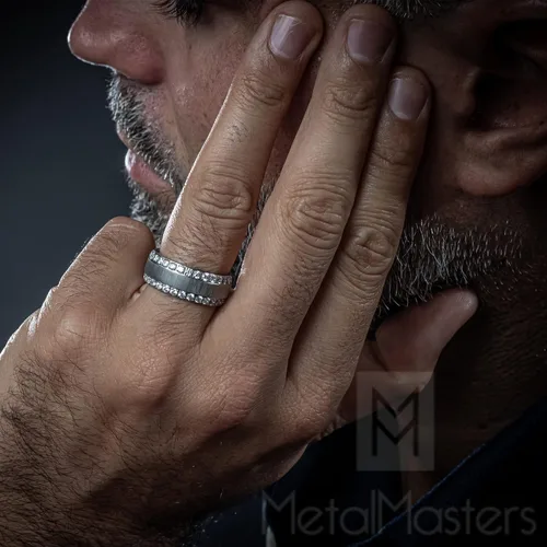 Vista 4 de Metal Masters 1.8Ct Anillo de compromiso o boda para hombre, de titanio con acabado domo cepillado, con circonia cúbica, 8 mm