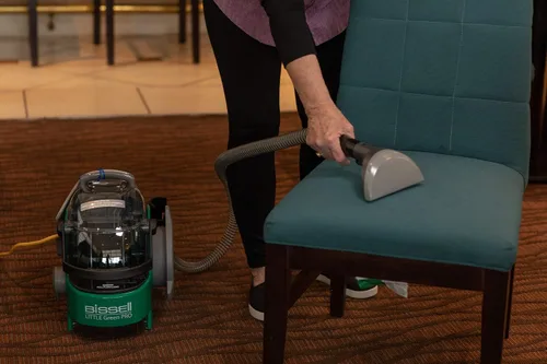 Vista 4 de Bissell Little Green Pro Commercial Spot Cleaner BGSS1481 y BISSELL Eliminador profesional de orina de mascotas + fórmula de limpieza de alfombras