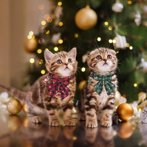 Vista 2 de PTDECOR Paquete de 2 Collares Navideños para Gatos, Collar de Gato Navideño con Corbatín y Campanilla Desmontables, Collares Navideños de Liberación