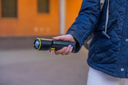 Vista 6 de TASER StrikeLight 2 Linterna recargable de autodefensa con carga de aturdimiento dolorosa de 10 µC Protección portátil, ligera para correr, Negro
