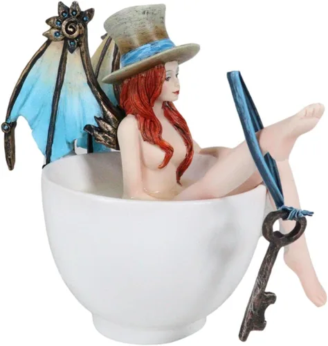Vista 4 de Ebros Gift Amy Brown - Taza de té Steampunk cerrajero portador de llaves con alas de dragón mecánicas y sombrero de copa en baño de té cálido