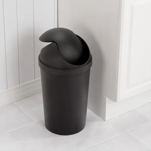 Vista 5 de Sterilite Paquete de 6 cestos de basura con tapa basculante, papelera redonda con tapa abatible de 3 galones, negro
