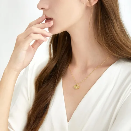 Vista 3 de CHOW SANG SANG Espejo deslumbrante dorado 999.9 de 24 quilates, oro macizo precio por peso, cerradura Ruyi con pequeño collar de corazón para mujer