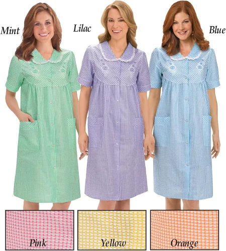 Vista 4 de Collections Etc Gingham Robe with Floral Accents, Snap-Front Closure and Lace Trim
