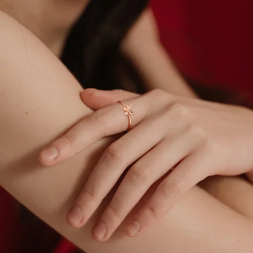 Vista 6 de Ailetop Anillos de mariposa apilables para mujeres, adolescentes y niñas, anillos iniciales chapados en oro para mujeres y niñas, anillo de mariposa