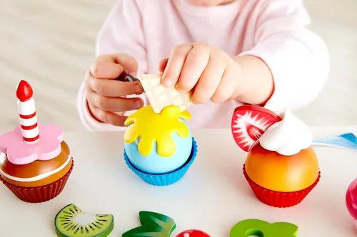 Vista 6 de Hape Cupcakes Magdalenas de madera coloridas, juguete de cocina para niños
