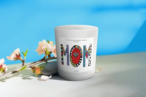 Vista 2 de Enesco Our Name is Mud Cuppa Doodles Mom - Vela perfumada en frasco, día de spa, 7 onzas
