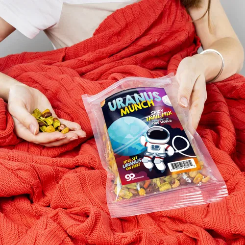 Vista 2 de Uranus Munch - Mezcla de frutos secos picantes prémium del tío Frank - Regalos comestibles para adolescentes - Mezcla picante - Hecho en los Estados