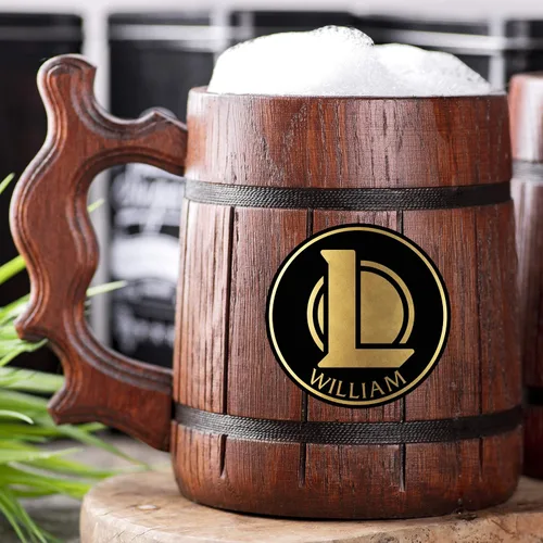 Vista 2 de Taza de cerveza. Taza de cerveza de madera personalizada. Regalos de padrinos de boda. Jarra de madera. Regalo para él. Regalo para jugador de jarra