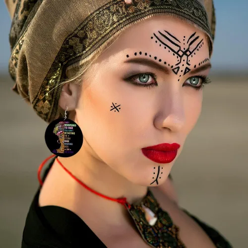 Vista 5 de Pendientes de nombre personalizados para mujer aretes colgantes personalizados para mujer personalidad africana niñas patrón pintado colgante