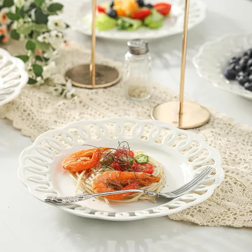 Vista 2 de Juego de 4 platos de cena de 10 pulgadas con borde de encaje, nuevos platos redondos de porcelana color hueso con diseño único de ahuecamiento