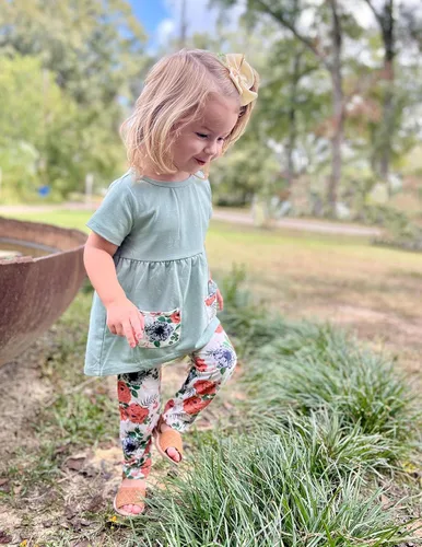 Vista 4 de Arshiner Conjunto de 2 piezas de pantalones y pantalones con estampado floral para niñas pequeñas Verde liso/Naranja Floral