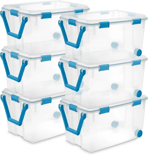 Vista 24 de Sterilite 19414306 - Caja de almacenamiento de plástico transparente de 7.5 cuartos y tapa con pestillos azules
