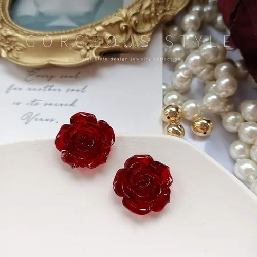 Vista 4 de Aretes de plata de ley 925 con diseño de flor de rosa, rosa roja tallada en flor bonita, aretes colgantes de rosa pequeña de resina para mujeres