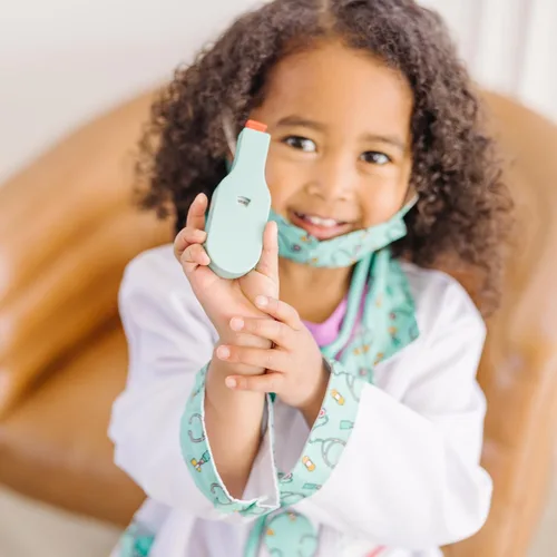Vista 8 de Melissa & Doug - Disfraz para jugar a ser doctor (embalaje libre de frustración)