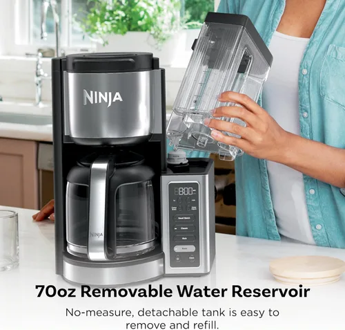 Vista 9 de Ninja Fresh Brew™ Cafetera de goteo, jarra de vidrio programable de 14 tazas, clásica y rica, depósito de agua extraíble de 70 onzas, lote pequeño