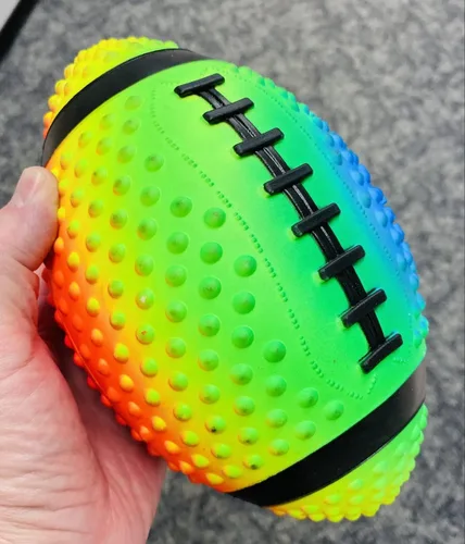 Vista 5 de Fútbol de práctica Regent de neón en colores arcoíris de 9" con espinas para mejor agarre, hecho de goma suave. Inflable, viene prelleno de aire