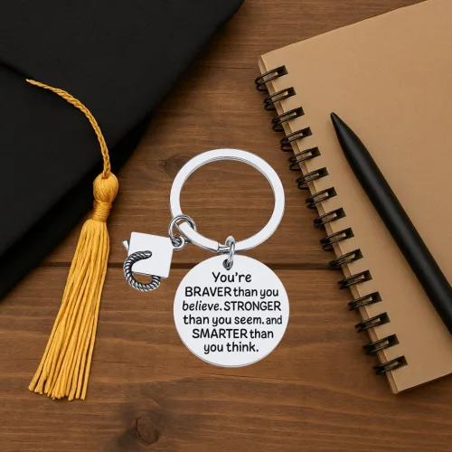 Vista 3 de Sportybella Llavero de graduación con frase "You're Braver Than You Believe" con dije de gorra de graduación, regalo inspirador para ella, él, hija