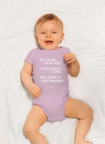 Vista 17 de CBTwear Did 9 Month, Escaped Through a Tunnel, Serving 18 Years Baby Body Unisex Comfy Humor