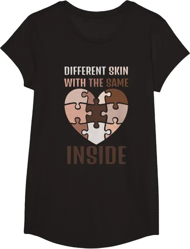 Vista 5 de Camiseta con texto en inglés "Black History Month Different Skin With The Same Love Inside