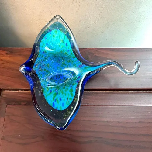 Vista 4 de Estatuilla de animales marinos soplados de vidrio hecho a mano, escultura de pescado del diablo, decoración moderna en miniatura para el hogar
