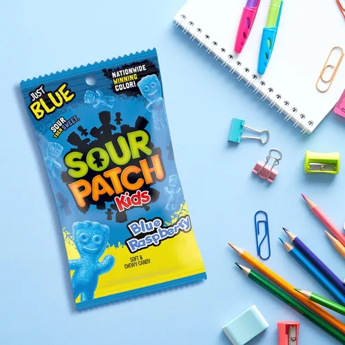 Vista 9 de SOUR PATCH KIDS Caramelo suave y masticable de frambuesa azul, bolsas de 12-8 onzas