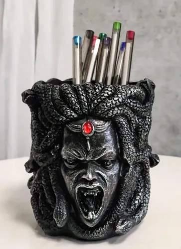 Vista 5 de Ebros Gift Mitología griega Gorgona gótica hermanas diosa medusa con serpientes salvajes pelo y rojo sangre gema cabeza adorno papelería lápiz