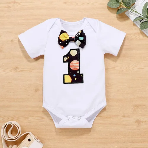 Vista 3 de IMEKIS Mameluco para bebé niño con diseño espacial para primer cumpleaños + pantalones cortos con tirantes, astronautas y accesorios para fotos