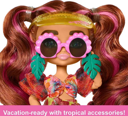 Vista 4 de Muñeca de viaje Barbie Extra Fly Minis, look de playa con coletas rosa con rayas en traje de baño, pareo y accesorios