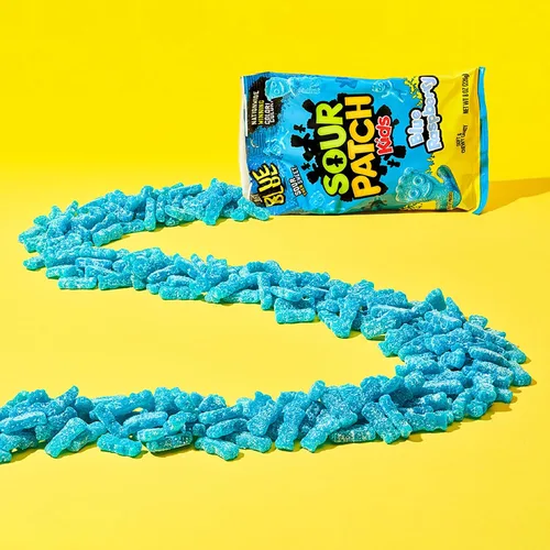 Vista 10 de SOUR PATCH KIDS Caramelo suave y masticable de frambuesa azul, bolsas de 12-8 onzas
