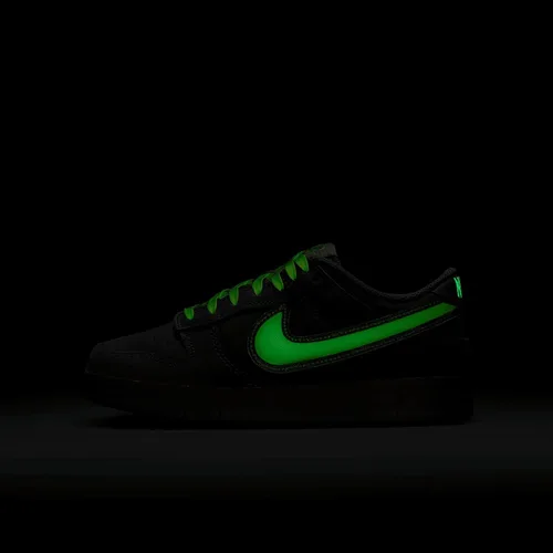 Vista 239 de Nike Kid's Dunk Low Sneaker