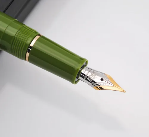 Vista 2 de Pluma estilográfica JINHAO 82 con clip dorado (plumín F 0.5mm, verde aguacate)