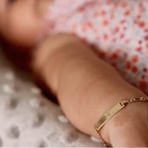 Vista 2 de Pulsera de identificación personalizada de oro amarillo de 14 quilates pequeña Figaro Link 6 pulgadas 6mo -5 años