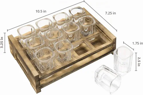 Vista 5 de Juego de servicio de vasos de chupito MyGift Incluye 12 vasos de chupito cuadrados y bandeja de servidor ranurada de madera marrón quemada Marrón