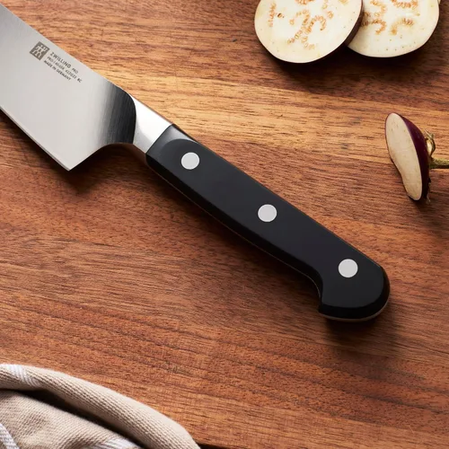 Vista 5 de ZWILLING J.A. Henckels ZWILLING Pro - Cuchillo Santoku con borde hueco de 5.5 pulgadas Acero inoxidable