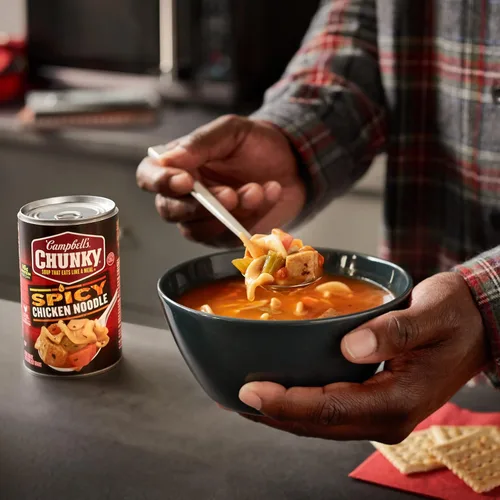 Vista 5 de Campbell's Chunky Sopa, sopa picante de fideos con pollo, lata de 18.6 oz