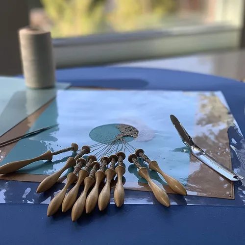 Vista 2 de Bobbin Kit de fabricación de encaje con almohada. Tabla de encaje redonda de 23 pulgadas x 2 pulgadas, 24 bobinas danesas para encajar, patrones