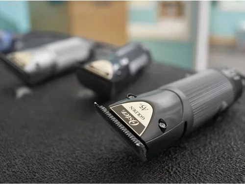 Vista 4 de Oster A5, máquina de cortar el cabello de 2 velocidades con 10 cuchillas fabricado en EE. UU., todo, Graphite