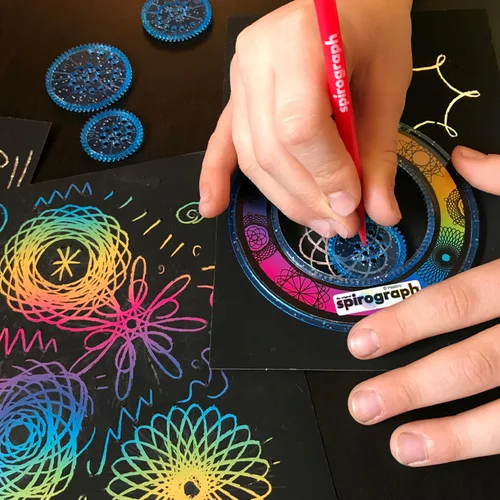 Vista 3 de Spirograph Scratch & Shimmer - Artes y manualidades, juguetes para niños, suministros de arte, suministros de manualidades, kit de dibujo, arte