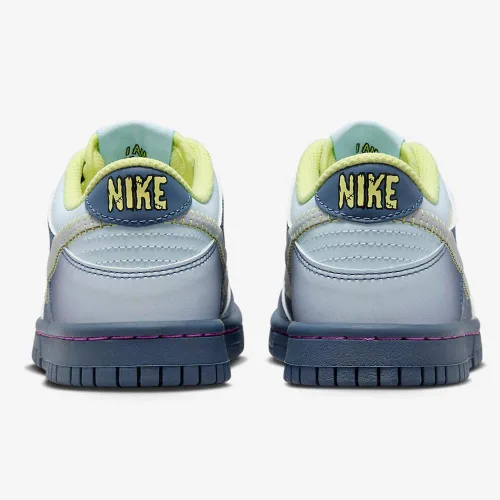 Vista 197 de Nike Kid's Dunk Low Sneaker