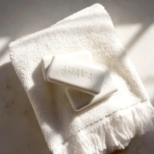 Vista 5 de AHAVA Jabón hidratante de sal del Mar Muerto, barra limpiadora facial y corporal para humedecer la piel, enriquecido con una exclusiva mezcla
