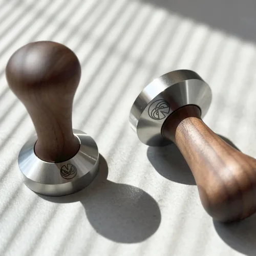 Vista 6 de Tamper de 2.100 in diseñado para adaptarse a cestas de precisión IMS de 2.126 in. Mango de madera y base de acero inoxidable apta para alimentos.