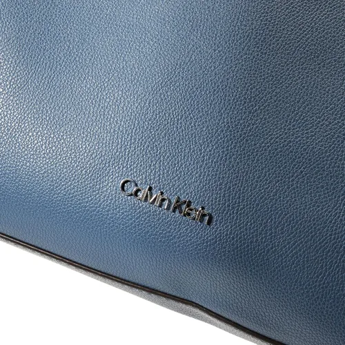 Vista 6 de Calvin Klein Mochila de cadena de triple compartimento con micro guijarros de Hailey
