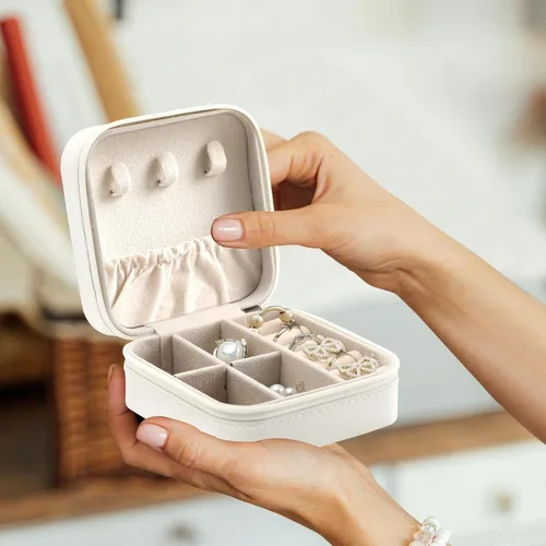 Vista 6 de Caja organizadora de joyas personalizada, joyero de viaje portátil con letras y nombre para regalos de cumpleaños, San Valentín, Acción de Gracias