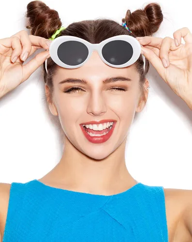 Vista 3 de Blulu Paquete de 18 gafas de sol retro Clout ovaladas con montura gruesa, lentes redondas, para mujeres y hombres, color blanco