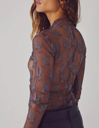 Vista 2 de Ugerlov Blusa de manga larga de malla para mujer, cuello alto, transparente, encaje floral