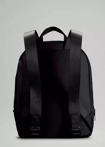 Vista 2 de Lululemon City Adventurer Mochila Mini 10L, NegroDorado