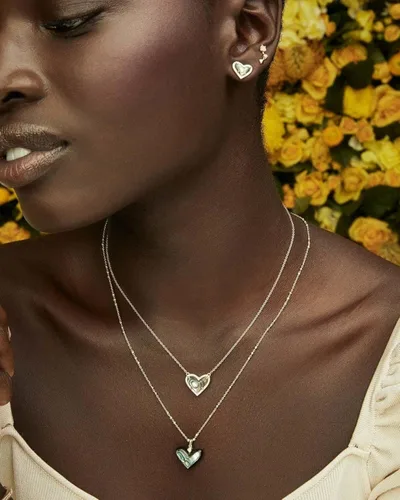 Vista 3 de Kendra Scott Ari - Collar con colgante de corazón y longitud ajustable para mujer, joyería a la moda