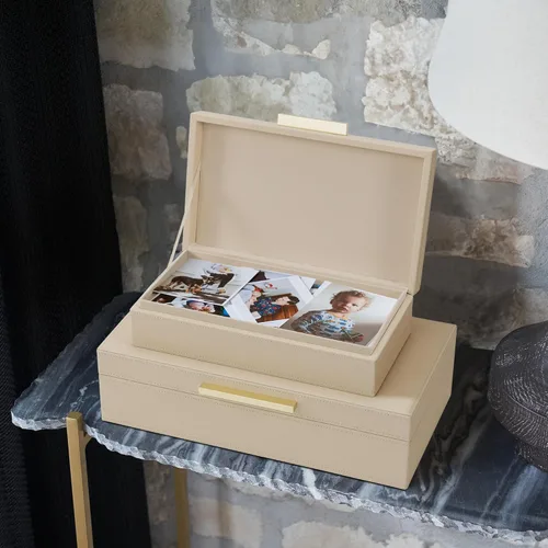 Vista 3 de ZICOTO Moderno juego de 2 cajas de almacenamiento decorativas con asas de metal negro, caja organizadora de joyas de piel sintética, caja